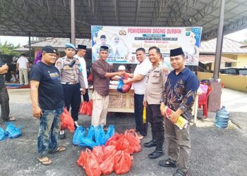 Polres Tanjungbalai melaksanakan kegiatan pemotongan hewan qurban dan pembagian daging kepada berbagai lapisan masyarakat