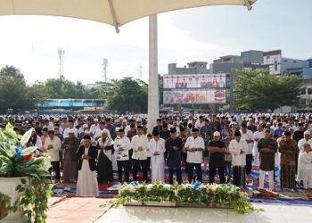 Wali Kota Tanjungbalai, Mahyaruddin Salim didampingi Ketua TP-PKK Ny. Mashandayani Mahyaruddin dan Wakil Wali Kota Muhammad Fadly Abdina didampingi Staf Ahli TP-PKK Ny. Desi Muhammad Fadly bersama Forkopimda, Pimpinan OPD, Ketua MUI Khajarul Aswadi bersama ribuan warga melaksanakan sholat idul Adha 1446 Hijrah