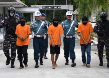 TNI Angkatan Laut melalui Satgas Intel Gabungan Koarmada I saat giring tiga tersangka penyelundupan sabu 4,5 Kg. (Foto Ist)