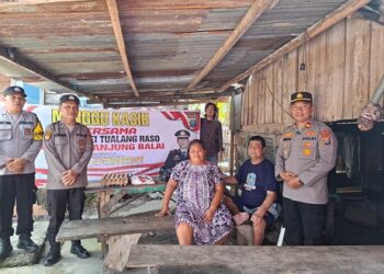 Kapolsek Sei Tulang Raso IPTU Hendra A Karo-Karo, SH MH memberikan paket sembako kepada Bapak Oscar Simanjuntak