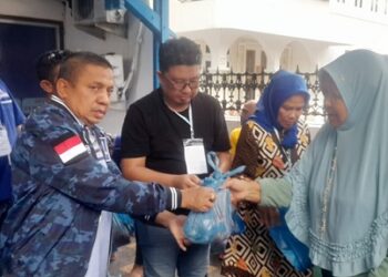 Ketua DPC Demokrat Medan, Iswanda Ramli beserta jajaran pengurus saat menyerahkan daging kurban kepada warga. (Foto Ist)