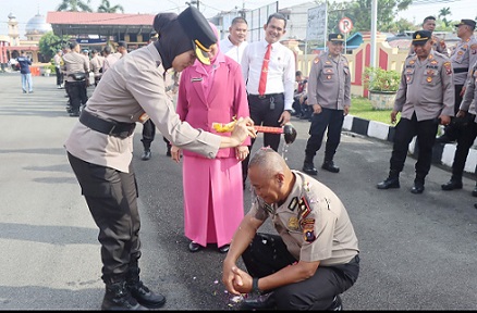 Wakapolresta AKBP Juliani Prihartini, S.IK, MH pimpin Upacara Kenaikan Pangkat Pengabdian Kasat Tahti Kompol H. Edianto