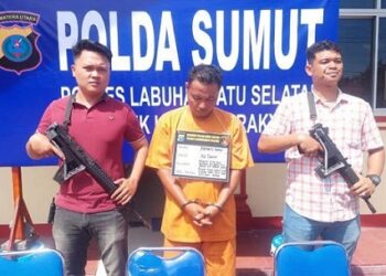 Tersangka penganiayaan saat dihadirkan di Polsek Kampung Rakyat. (Foto Ist)
