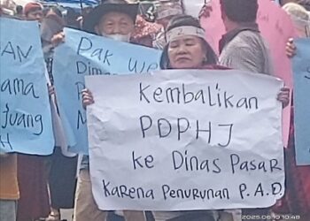 salah satu poster massa pedagang KP2H saat aksi mimbar umum 