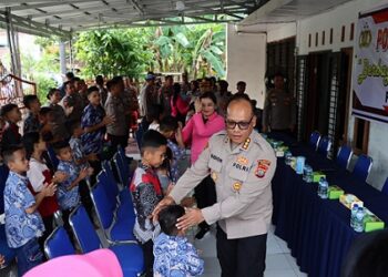 Kapolrestabes Medan Kombes Pol Dr. Gidion Arif Setyawan dan istri, Ny. Luciana Gidion mengunjungi Panti Asuhan Permata Kasih Abadi. (Foto Ist)