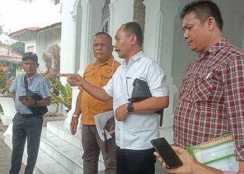 Penasehat Hukum (PH) Curriculum Vitae Asahan Jaya Abadi (CV AJA) Jo Simanihuruk, SH MH memberikan keterangan kepada wartawan usai RDP