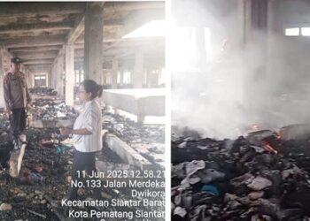 Kanit Regident Sat Lantas IPTU Elon Sitinjak SH bersama Kasub Sektor Pasar Horas AIPTU Edi Syahputra saat cek kebakaran di Lantai 2 Gedung 4 