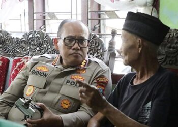 Kapolrestabes Medan, Kombes Pol. Dr. Gidion Arif Setyawan menyambangi rumah kakek disabilitas, Muhammad Yatim atau Amat Yatim korban penipuan dan pencurian betor. (Foto Ist)