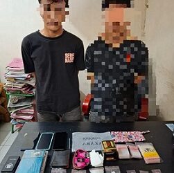 Kedua tersangka, MDM dan MA alias Jacki beserta barang bukti