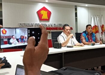 Ketua MIRA Gerindra Sumut, Rudi Zulham Hasibuan dan Sekretaris MIRA, Taufik saat berdiskusi dengan sejumlah wartawan. (Foto Romulo)