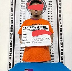 Tersangka ESH alias Eko Kodok beserta barang bukti sudah diamankan di Sat Resnarkoba Polres Pematangsiantar