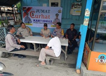 personil piket Bhabinkamtibmas melaksanakan kegiatan Jumat Curhat Kamtibmas bertempat di Jalan Bahkora 2