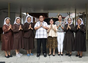 Wali Kota Pematangsiantar Wesly Silalahi SH MKn didampingi Ketua TP PKK Ny Liswati Wesly Silalahi saat menerima Panitia Jubileum 100 Tahun KSFL di Indonesia, di rumah dinas Wali Kota Pematangsiantar
