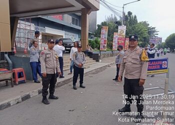 Polsek Siantar Timur Monitoring Parkir Liar di Jalan Merdeka