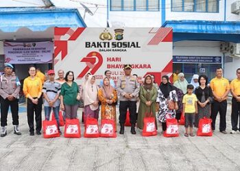 Kapolres Simalungun AKBP Marganda Aritonang, S.H. S.I.K. M.M photo bersama para penerima paket sembako