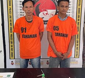 Kedua tersangka, Budi Gunawan dan Sahlan beserta barang bukti yang ditangkap 