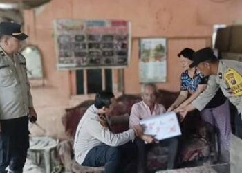 Kapolsek Siantar Barat IPTU Dian Putra, Sos.I. MH bersama Kanit Sabhara IPDA Irwan Saragih dan Bhabinkamtibmas Kelurahan Bantan AIPDA Rayendra P. Damanik bagikan bansos kepada Bapak Suriptno