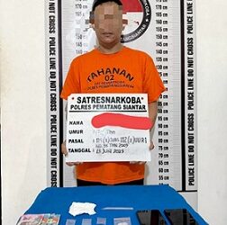 Tersangka KN alias Kahar beserta barang bukti