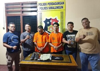 Kedua pelaku spesialias Curanmor diapit Kanit Reskrim IPDA Gerry Simanjuntak SH bersama tim
