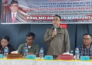 Anggota DPRD Kota Medan, Paul Mei Anton Simanjuntak SH saat menggelar Sosper ke VI Tahun 2025 produk hukum Pemko Medan Perda No 3 Tahun 2021 tentang Penyelenggaraan Administrasi Kependudukan. (Foto Ist)
