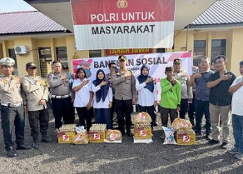 Kapolsek Tanah Jawa Kompol Asmon Bufitra S.H. M.H bagikan bansos kepada ke empat PHL