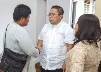 Wali Kota Pematangsiantar Wesly Silalahi SH MKn mengundang pria pengamen tuna netra Heri Sandarman Hulu, datang ke rumah dinas wali kota, Jalan MH Sitorus