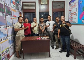 Tersangka Suriadi alias Contong dan barang bukti diapit Kapolsek Tanah Jawa Kompol Asmon Bufitra SH. MH beserta tim