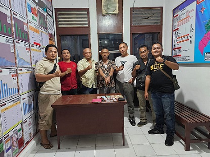 Tersangka Suriadi alias Contong dan barang bukti diapit Kapolsek Tanah Jawa Kompol Asmon Bufitra SH. MH beserta tim