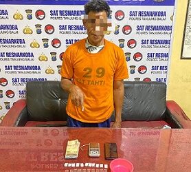 Tersangka Z alias Jul beserta barang bukti