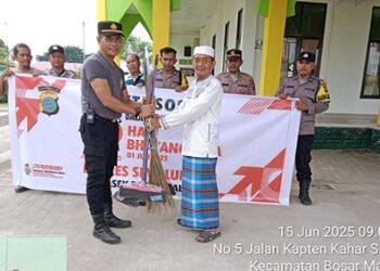 Kaposek Bosar Maligas IPTU Sonni G. Silalahi SH saat berikan bantuan peralatan kebersihan