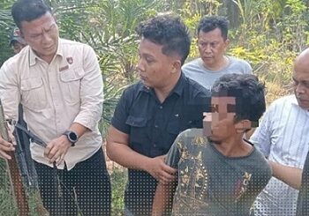 Pelaku pembunuhan S alias Scatter saat ditangkap personil Polres Labusel. (Foto Ist)