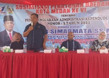 Anggota DPRD Kota Medan, Binsar Simarmata saat sosper Adminduk. (Foto Ist)