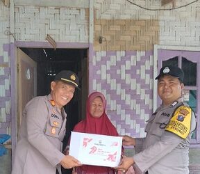 Kapolsek Siantar Marihat AKP Doni Simanjuntak SH bersama Bhabinkamtibmas Kelurahan Simarimbun Bripka Johannes C. Siregar memberikan kepada ibu Kamidah
