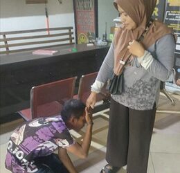 Pelaku RP saat meminta maaf kepada korban di Mako Polsek Siantar Utara
