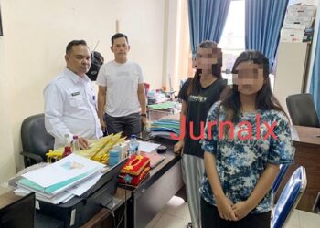 Kanit Idik 1 Sat Resnarkoba IPDA Warman Siallagan SH saat serahkan kedua wanita positif pengguna esktasi ke Kantor BNNK Pematangsiantar