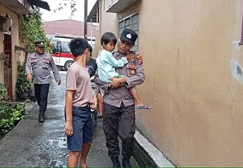 Kanit Bhabinkamtibmas IPDA Maraden Pardede, Ps. Kanit Binpolmas Aiptu Sahyadi Damanik dan BRIGADIR Syamsul Bachri mengantarkan anak perempuan ke rumah orangtuanya