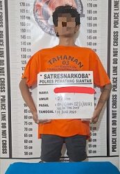 Tersangka DS alias Blek dan barang bukti