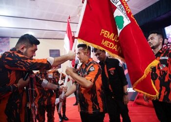 Ketua MPC PP Medan, H Rahmaddian Shah saat melantik PAC PP Medan Helvetia, Reza Pahlevi LubiS (Foto Ist)