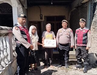 Sat Samapta Polres Pematangsiantar melalui Kanit Pam Obvit IPTU Ritcha Siahaan dan personil menyalurkan bansos kepada Bapak Johannes Tampubolon