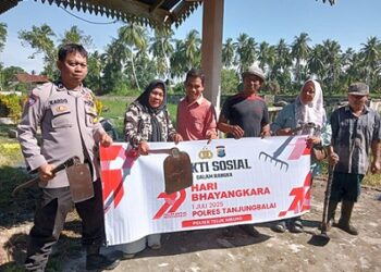 Polsek Teluk Nibung Bersihkan TPU Jalan Pancing