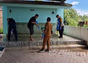 Personil Sat Intelkam Bakti Religi di Masjid Al-Iklas