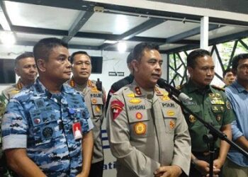 Kapolda Sumut Irjen Pol Whisnu Hermawan Februanto, Pangdam I/BB Mayjen TNI Rio Firdianto dan jajaran saat memberikan keterangan kepada wartawan soal pesawat Saudia Airlines. (Foto Ist)