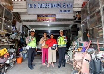 Kanit Kamsel IPDA Serly Tarigan bersama AIPDA Aljekson Saragih dan Banum Pengatur TK-I Albert Tebing melaksanakan sosialisasi Stop Overload dan Overdimensi keapda pengusaha barang bekas atau botot