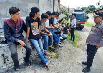 Kanit Babhinkamtibmas Ipda M. Pardede, Ps. Kanit Binpolmas Aiptu Sahyadi Damanik, Ps. Kanit Bintibsos Hermansya Putra, S.H dan Brigadir Samsul Bahri melaksanakan kegiatan patroli rutin sambang kamtibmas di Jalan Pane