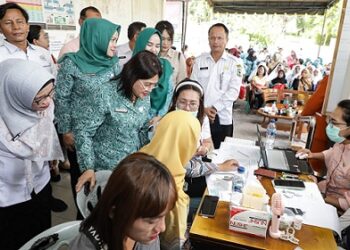 Ketua TP PKK Kota Pematangsiantar Ny Liswati Wesly Silalahi menghadiri acara Gebyar IVA Test, Sadanis, dan Cek Kesehatan Gratis Wilayah Kecamatan Siantar Barat, di Puskesmas Singosari