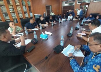 Komisi 1 DPRD Kota Medan saat mengelar Rapat Dengar Pendapat ( RDP ) bersama warga Kelurahan Paya Pasir Kecamatan Medan Marelan. (Foto Ist)
