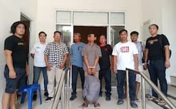 Pelaku diapit Polisi