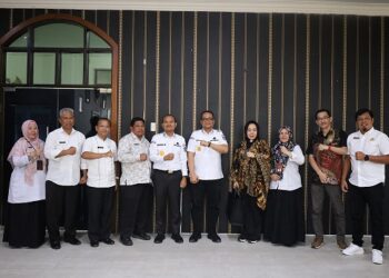 Wali Kota Tanjungbalai, Mahyaruddin Salim didampingi Wakil Wali Kota Muhammad Fadly Abdina menerima kunjungan silaturahmi sekaligus audiensi Komisi B DPRD Kota Tanjungbalai