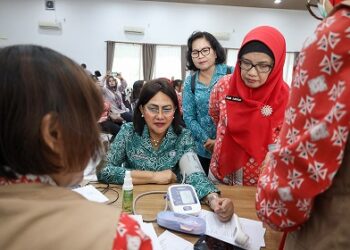 Ketua TP PKK Kota Pematangsiantar Ny Liswati Wesly Silalahi menghadiri acara Gerakan Pengendalian Penyakit Prioritas dan Pemeriksaan Kesehatan Gratis, di Gedung Serbaguna Pemko Pematangsiantar,