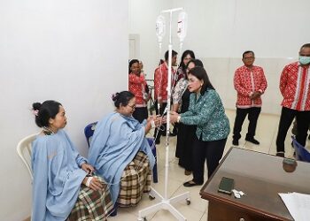 Ketua TP PKK Kota Pematangsiantar Ny Liswati Wesly Silalahi meninjau pelayanan KB Medis Operasi Wanita di RSUD dr Djasamen Saragih